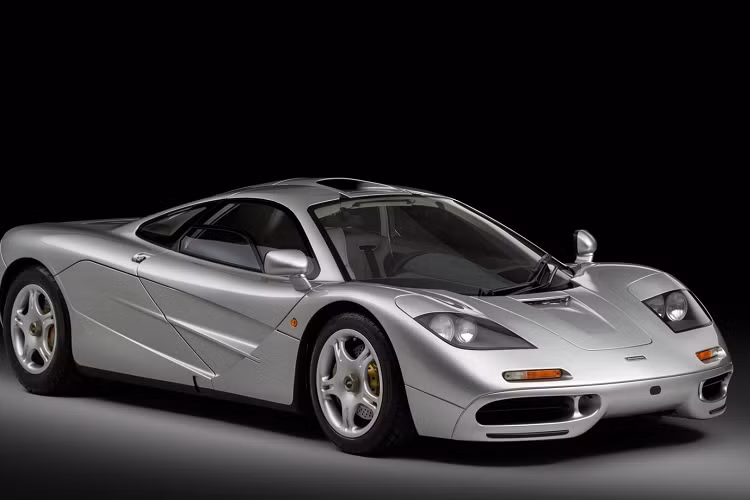 9. McLaren F1 (15,6 triệu USD): Đây là chiếc xe hiện đại duy nhất nằm trong danh sách này. Chiếc McLaren F1 có số khung #044 được bán đấu giá vào năm 2017, trị giá 15,6 triệu USD. McLaren F1 từng một thời gian dài nắm giữ kỷ lục về tốc độ, trước khi Bugatti Veyron xuất hiện vào năm 2007. Siêu xe này được trang bị động cơ V12 6.1L, công suất 627 mã lực và tốc độ tối đa 390 km/h.
