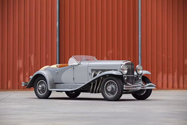 7. Duesenberg SSJ (22 triệu USD): Siêu xe Duesenberg SSJ có số lượng chỉ 2 chiếc trên thế giới, một chiếc thuộc sở hữu của Gary Cooper - cố tài tử Hollywood. Chiếc xe này được bán đấu giá vào năm 2018, giá 22 triệu USD. Duesenberg SSJ được trang bị động cơ 8 xy-lanh tăng áp, công suất 400 mã lực, một con số ấn tượng vào thập niên 1930.