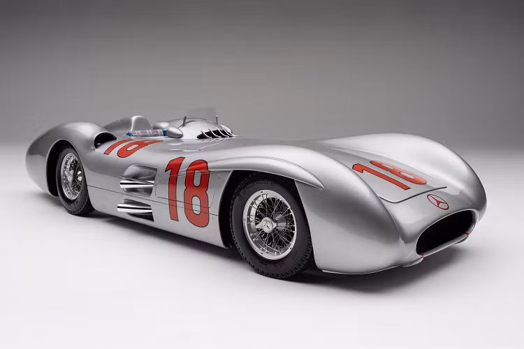 3. Mercedes-Benz W196 (29,6 triệu USD): Vào năm 2013, chiếc xe đua Mercedes-Benz W196 được bán đấu giá thành công ở mức 29,6 triệu USD. Chiếc xe này từng giành chiến thắng tại cuộc đua F1 Fangio 1954. Mercedes-Benz W196 có thiết kế đơn giản và gọn nhẹ, xe được trang bị động cơ 8 xy-lanh 2.5L, công suất 257 mã lực.