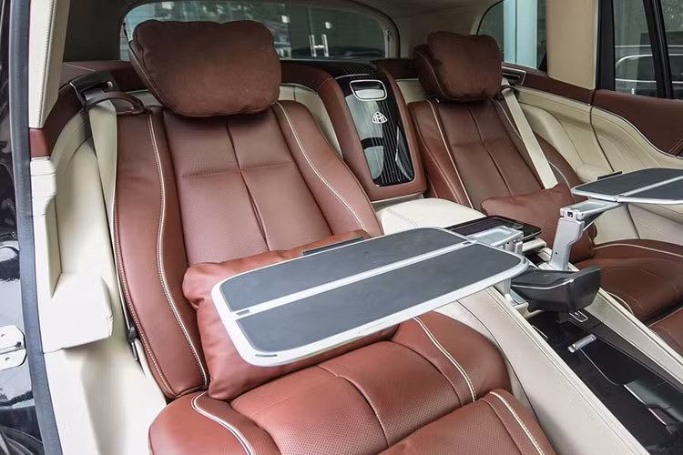 Mercedes-Maybach GLS cũng chính là phiên bản sang trọng hơn của dòng SUV cỡ lớn Mercedes-Benz GLS thế hệ mới cũng được giới sành xe trong nước ưa chuộng. Ngoại hình của xe có nhiều điểm khác biệt từ màu sơn, lưới tản nhiệt dọc, cảv va trước/sau, hốc gió hay mâm...