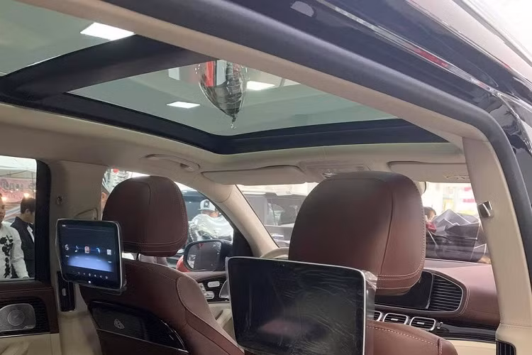 Mẫu xe Mercedes-Maybach GLS 600 4Matic 2021 được trang bị động cơ xăng V8, tăng áp kép, dung tích 4.0 lít, tạo ra công suất tối đa 558 mã lực tại tua máy 6.000 - 6.500 vòng/phút và mô-men xoắn cực đại 730 Nm tại tua máy từ 2.500 - 5.000 vòng/phút.