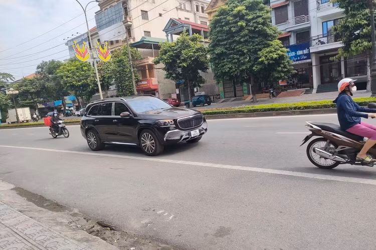 Dòng xe SUV siêu sang Mercedes-Maybach GLS 600 4MATIC 2021 mới hiện đã có hơn 32 chiếc tại việt Nam và đa phần theo diện nhập khẩu không chính hãng. Trong đó, chiếc xe đầu tiên về nước là vào đầu năm nay, định cư ở tỉnh Phú Thọ. Một số nguồn tin tại thời điểm đó cho hay, cặp vợ chồng trẻ kinh doanh lan đột biến ở Phú Thọ đã đặt hàng một công ty nhập khẩu tư nhân Hà Nội mang chiếc xe về nước.