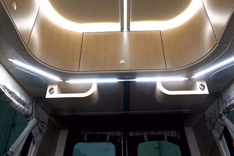 Bên trong, KISS có hàng loạt trang bị tiện ích độc đáo, ví như tủ lạnh và tủ đông, tủ đựng thức ăn, và một tủ đựng giày đều ở dạng trượt ra. Nét thẩm mỹ đơn giản cũng hiện hữu ở khu vực bếp, nơi có mặt bàn bằng thép chống gỉ lớn với bồn rửa sâu. Đồng thời, người dùng có thể tìm thấy một bếp từ di động được cất trong ngăn kéo.