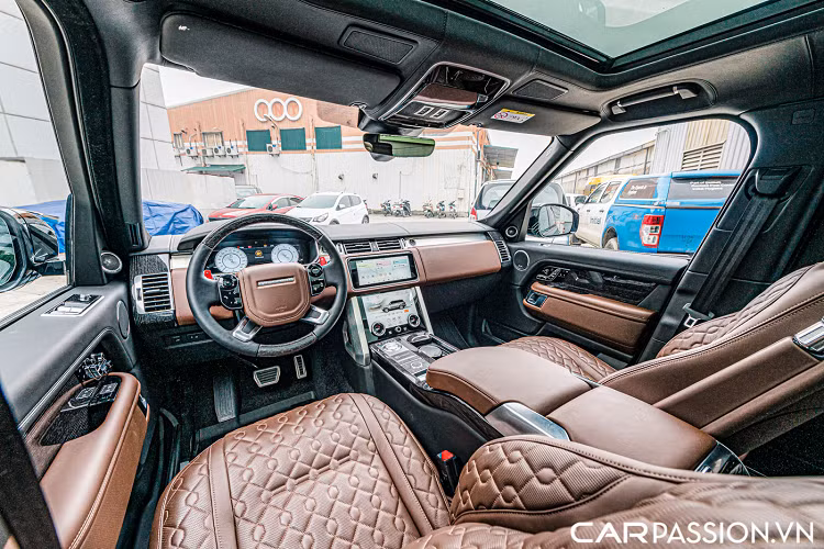 Range Rover SVAutobiography 2021 có chiều dài tổng thể ở mức 5199 mm, chiều rộng 2220 mm, chiều cao 1840 mm cùng chiều dài cơ sở ở mức 3120 mm. Chính với kích thước này đã làm cho chiếc SUV Anh Quốc trở nên bệ vệ, sang trọng cùng khoang nội thất có không gian rộng lớn, thoải mái cho hành khách trong xe. Chiếc xe có khoảng sáng gầm xe dao động ở mức từ 220 mm đến 297 mm và có khả năng lội nước lên tới 900 mm.