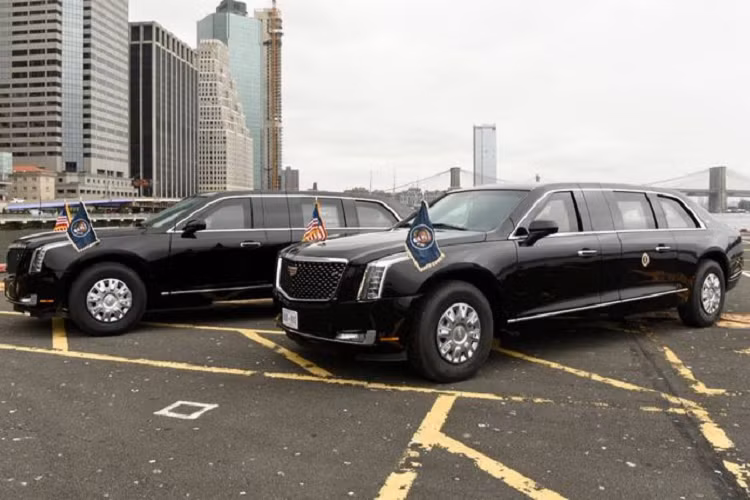 Mới đây, Tổng thống Mỹ đã đã có mặt tại nhà máy Ford tại Michigan để cầm lái chiếc Ford F-150 Lightning thuần điện, tại đây, ông cũng tiết lộ rằng có thể chiếc The Beast sẽ được điện hóa. Điều này khiến nhiều người tin rằng vị tổng thống đã đặt hàng một chiếc The Beast chạy điện.