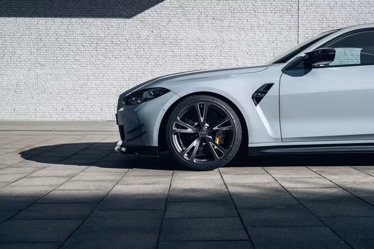 Cuối cùng, AC Schnitzer cũng cung cấp một số nâng cấp nội thất cho BMW M4 2021 mới, ví dụ như trang trí độc đáo cho lẫy chuyển số và bộ bàn đạp nhôm riêng biệt