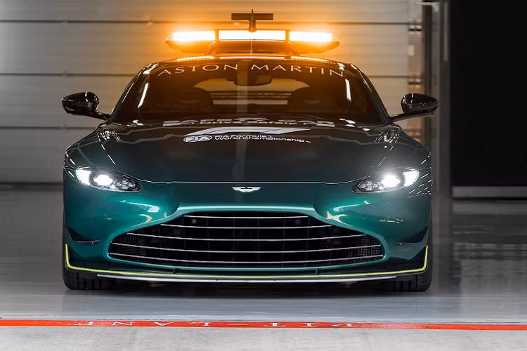 Giống như chiếc xe an toàn Mercedes-AMG GT R, xe an toàn Vantage cũng được trang bi hệ thống đèn/còi cảnh báo. Đặc biệt, hệ thống đèn phía trên mui xe được làm từ sợi carbon và có thiết kế khí động học.