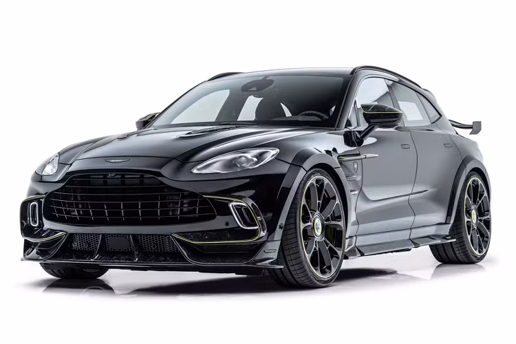 Tương tự với những gói độ dành cho các mẫu SUV mà Mansory trước đây từng chắp bút thiết kế, gói độ dành cho DBX có những chi tiết làm thay đổi lớn diện mạo tổng thể của xe, tạo nên sự khác biệt hoàn toàn so với DBX nguyên bản. Thoạt nhìn, chiếc Aston Martin DBX mới sau khi được nâng cấp gói độ nhìn giống một chiếc siêu xe hơn là một chiếc SUV theo thiết kế ban đầu từ Aston Martin.
