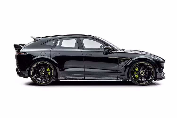 Nhằm tăng lực ép cho xe, đội ngũ thiết kế từ Mansory đã thiết kế hai cánh gió ở phía sau cỡ lớn. Cánh gió đầu tiên được đặt ở phần đuôi của mui xe thay cho cánh gió nguyên bản, cánh gió cỡ lớn thứ hai được đặt trên phần gợn đuôi của nắp khoang hành lý. Trang bị này phần nào tương tự với phong cách lắp đặt cánh gió trên bản độ Lamborghini Urus độ Mansory nổi tiếng.