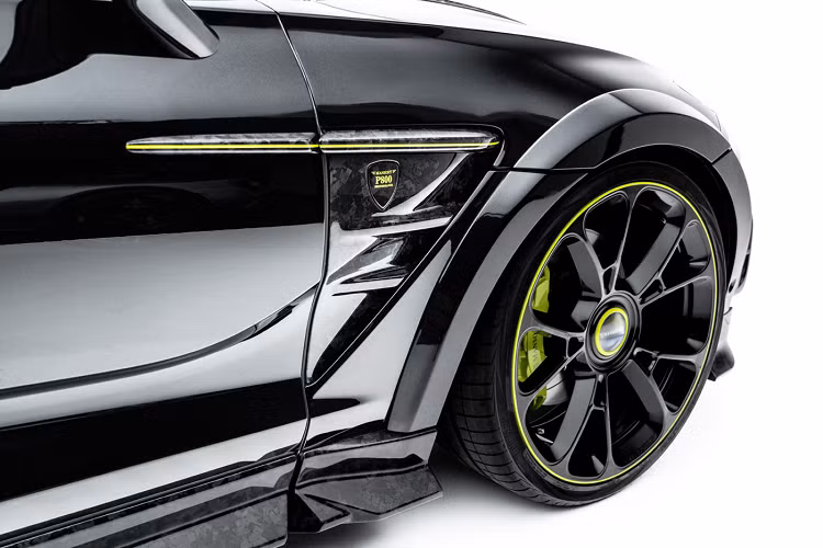 Mansory độ Aston Martin DBX lại hoàn toàn với mục tiêu tối ưu hóa tính khí động học cho xe. Chính vì vậy, mẫu SUV đắt giá đã được bổ sung thêm bộ bodykit thân rộng với các phần vè ốp hốc bánh xe mảnh, không dày như những gói độ thân rộng thường thấy. Phần cản trước của DBX được thiết kế lại hoàn toàn, lưới tản nhiệt truyền thống cỡ lớn được giữ lại nhưng hốc gió phía dưới đã được mở rộng.