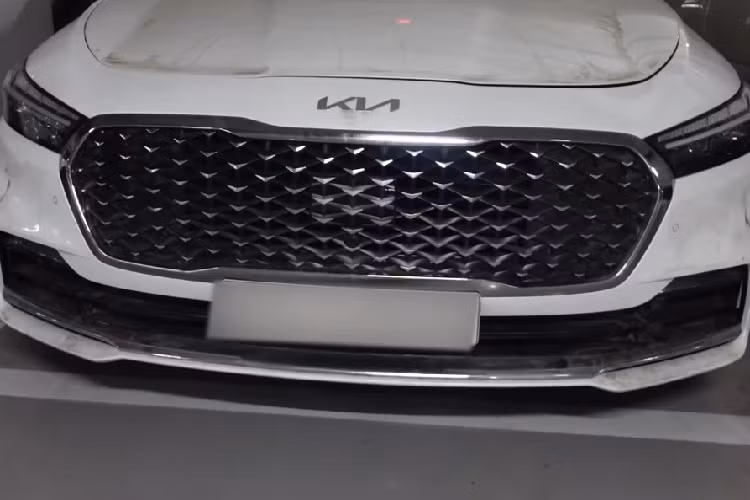 Cách bố trí đèn pha LED hai tầng đã nhường chỗ cho một cặp đèn pha mỏng hơn, góc cạnh hơn có phần giống đèn xe Volvo. Hệ thống đèn trước của K9 cũng có thiết kế truyền thống hơn. Lưới tản nhiệt không có nhiều thay đổi nhưng cản trước K9 được làm mới với khe gió 2 bên được mở rộng. K9 vẫn trang bị mâm 19 inch đa chấu tiêu chuẩn.