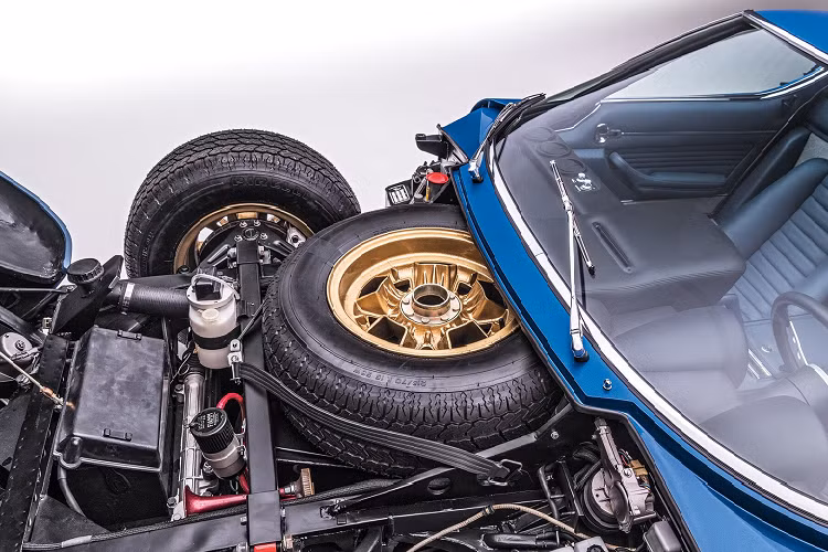 Tuy nhiên, với thiết kế động cơ đặt sau buồng lái, các kỹ sư của Lamborghini đành phải đặt bánh dự phòng của chiếc Miura ngay bên dưới nắp capo, trước kính chắn gió của xe.