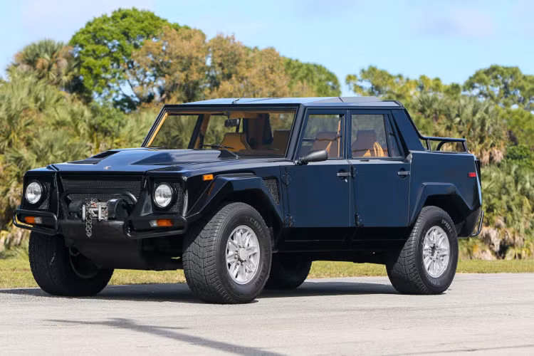 Siêu SUV Lamborghini đầu tiên trên thế giới: Lamborghini LM002 ban đầu được sản xuất nhằm phục vụ mục đích quân sự. Do không được đón nhận, hãng xe đã biến LM002 thành một mẫu xe thương mại và ra mắt tại triển lãm Brussels Motor Show 1986.