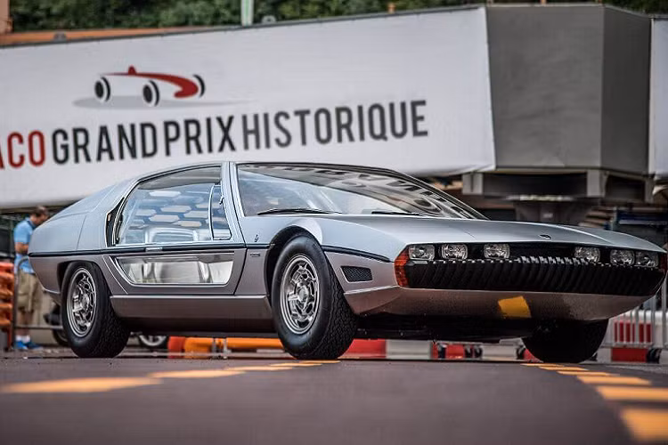 Chiếc siêu xe Lamborghini có diện tích bề mặt kính lớn nhất: Lamborghini Marzal là mẫu concept ra mắt lần đầu tiên tại triển lãm Geneva Motor Show 1967. Chiếc xe là nguồn cảm hứng để Lamborghini phát triển mẫu grand touring 4 chỗ Espada.