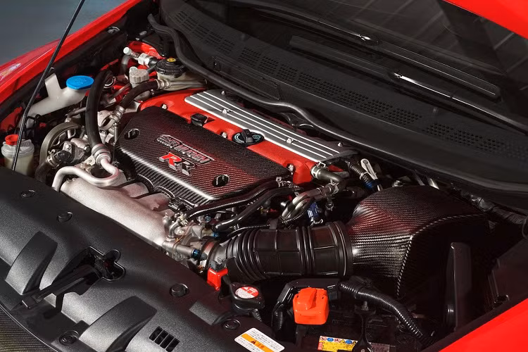 Sức mạnh của bản độ đến từ động cơ K-Series VTEC 2.0L, công suất 243 mã lực tại 8.000 vòng/phút và mô-men xoắn 217 Nm tại 7.000 vòng/phút, lò xo van được làm cứng hơn, hệ thống ống xả độ.