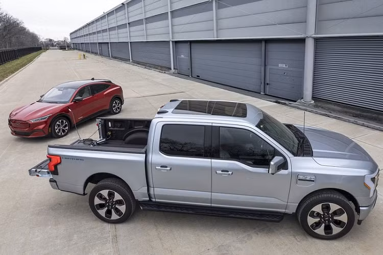 Ford vừa giới thiệu hệ thống Pro Power Onboard trên F-150 Lightning và phiên bản F-150 PowerBoost Hybrid dưới dạng trang bị tùy chọn. Theo đó, hệ thống này bao gồm một bộ chuyển đổi năng lượng có đầu kết nối với máy phát điện tích hợp sẵn trên F-150 Lightning và F-150 PowerBoost Hybrid, đầu còn lại là cổng sạc chuẩn SAE J1772.
