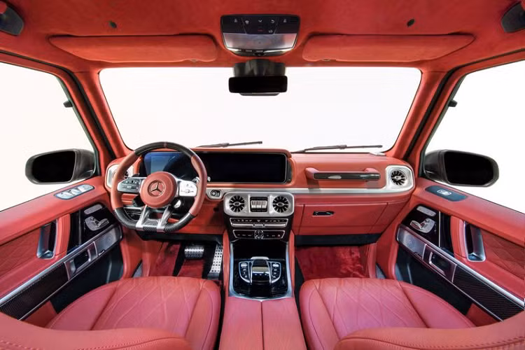Di chuyển vào trong, Hofele đã đại tu toàn bộ nội thất của Mercedes-AMG G63, với da bọc màu đỏ tươi kết hợp da Alcantara trên các cột và trần xe.