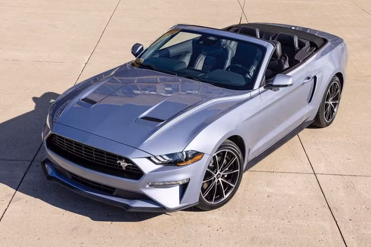 Về truyền động, Mustang Shelby GT500 2022 sở hữu động cơ V8, dung tích 5.2L, siêu nạp, làm mát bằng dung dịch, sản sinh công suất 760 mã lực và mô-men xoắn cực đại 847 Nm. Sức mạnh được truyền đến bánh xe thông qua hộp số ly hợp kép 7 cấp.