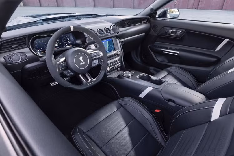 Một phiên bản Mustang Coastal mới dựa trên Mustang EcoBoost Premium cũng được thương hiệu Mỹ giới thiệu lần này. Với phiên bản này, xe sẽ nhận được một số tinh chỉnh về thiết kế ngoại thất, gồm: lưới tản nhiệt màu đen, cánh gió sau trên phiên bản mui cứng, bộ mâm đa chấu kích thước 19 inch và chữ ở bệ cửa có thể phát sáng. Chưa hết, Mustang Coastal còn cung cấp cho khách hàng đa dạng các tùy chọn màu sơn ngoại thất như: xanh Brittany Blue, cam Cyber Orange và đỏ Rapid Red.