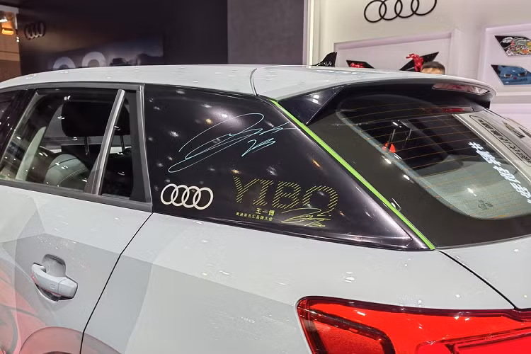 Điểm nhấn của Audi Q2L Wang Yibo Edition mới nằm ở cột C sơn màu đen. Tại đây, chúng ta sẽ thấy dòng chữ "Yibo" và chữ ký của ngôi sao 24 tuổi. Ngoài ra, cột C còn đi kèm viền màu xanh cốm mới.
