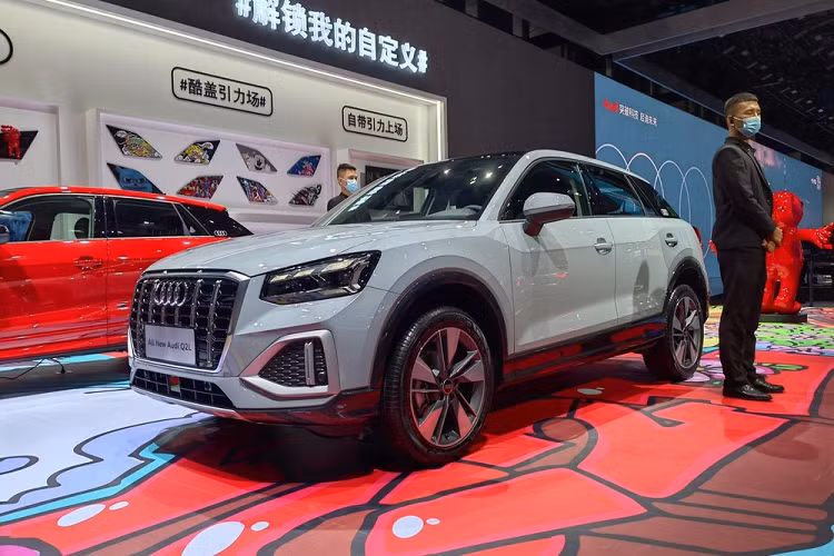 Nguồn cung cấp sức mạnh cho Audi Q2L 2022 vẫn là động cơ xăng 4 xi-lanh, dung tích 1.4L, sản sinh công suất tối đa 150 mã lực và mô-men xoắn cực đại 250 Nm. Động cơ đồng hành với hộp số tự động ly hợp kép 7 cấp và hệ dẫn động cầu trước. Tại thị trường Trung Quốc, Audi Q2L 2022 có tổng cộng 7 bản trang bị với giá dao động từ 228.800 - 268.800 Nhân dân tệ (khoảng 805 - 946 triệu đồng). Tại Việt Nam, hãng Audi hiện đang phân phối chính hãng Q2 với giá khoảng 1,68 tỷ đồng.