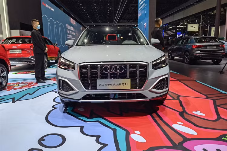 Những chi tiết thiết kế còn lại của Audi Q2L Wang Yibo Edition không có gì khác với bản thường. Bước sang phiên bản mới, mẫu SUV hạng sang này được trang bị lưới tản nhiệt đa giác đặc trưng của thương hiệu Audi. Lưới tản nhiệt có kích thước khá lớn đi kèm 6 nan nằm dọc bên trong và viền màu bạc xung quanh.