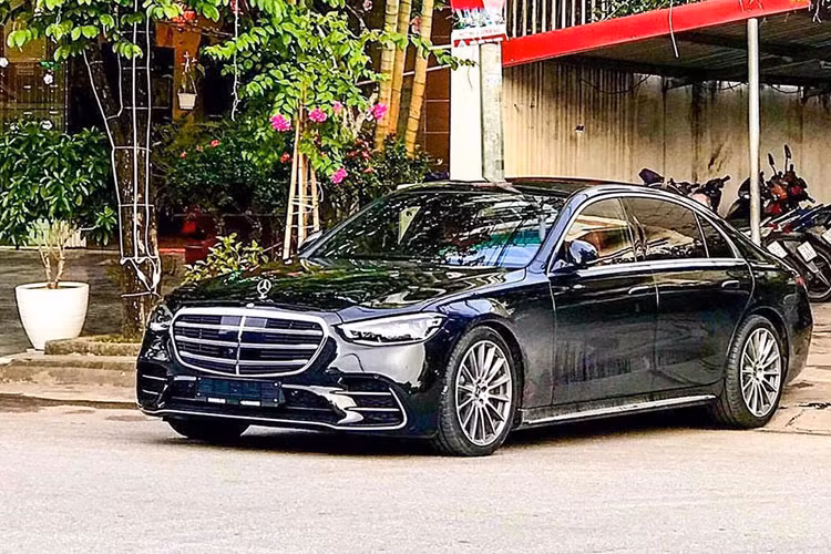 Ngoài màu sơn đen bóng, chiếc xe sang Mercedes-Benz S500 2021 ở Hải Phòng còn có nhiều chi tiết được mạ crôm bóng loáng bao gồm luôn bộ la-zăng đa chấu kép của xe. Bước sang thế hệ mới, Mercedes-Benz S-Class 2021 sở hữu lưới tản nhiệt với 3 thanh ngang mạ crôm cá tính với phần viền lưới tản nhiệt được bo tròn và hạ thấp xuống gần hốc gió trước hơn so với bản cũ.