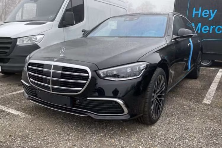 Hiện chưa rõ giá xe Mercedes-Benz S500 2021 khi về Việt Nam, chỉ biết rằng, Mercedes-Benz S-Class thế hệ thứ 7 tại thị trường nước ngoài có giá bán ra bắt đầu từ 93.438 Euro đến 117.786 Euro, tương đương 2,55 tỷ đến 3,21 tỷ đồng.