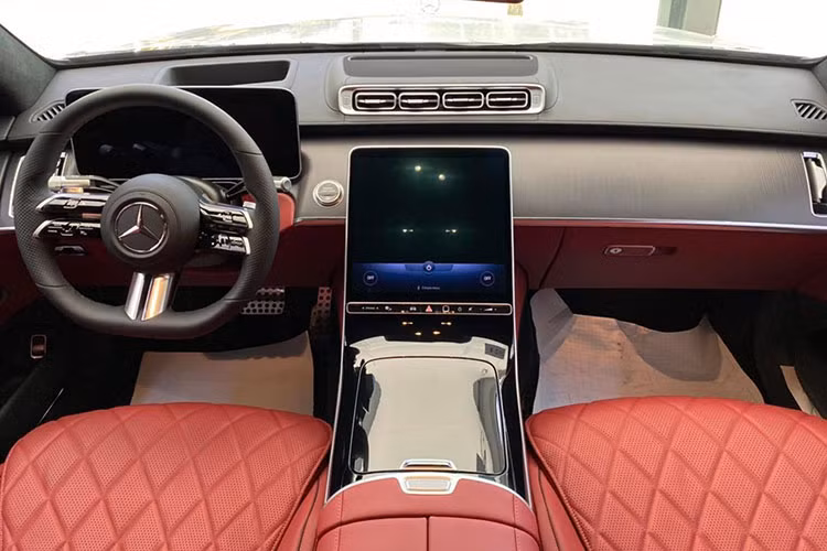 Mercedes-Benz S-Class 2021 không chỉ có diện mạo mới ở thiết kế mà còn sở hữu không gian nội thất rộng rãi hơn so với thế hệ trước với khoảng duỗi chân của xe tăng 38 mm ở ghế lái và 23 mm ở ghế hành khách phía sau. Chưa hết, chiều cao bên trong khoang lái của xe cũng tăng 16 mm, thể tích khoang hành lý đạt mức 550 lít, tăng hơn 20 lít so với thế hệ cũ.
