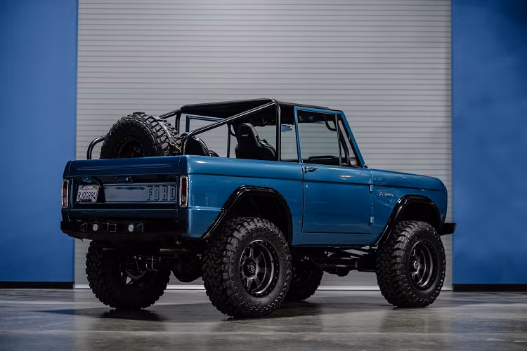 Mẫu xe địa hình Ford Bronco cỡ nhỏ này được trang bị động cơ V8, dung tích 5.4L, với bộ chế hòa khí 4 Holley. Được chế tạo bởi Shelby, sức mạnh của động cơ lên tới 421 mã lực, kết hợp với hộp số sàn 5 cấp và hệ dẫn động 4 bánh.