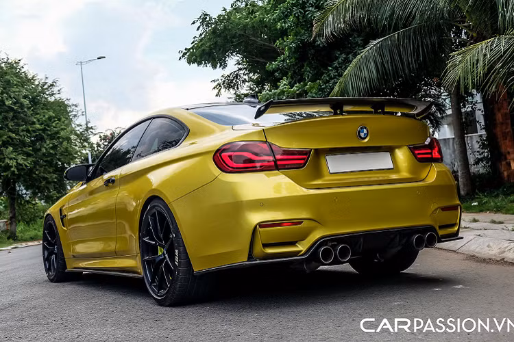 Không chỉ “lột xác” diện mạo bên ngoài, Bimmer Sài Gòn còn chú trọng đến việc gia tăng sức mạnh cho khối động cơ của xe. Cụ thể, các chi tiết được nâng cấp bao gồm: bộ làm mát khí nạp của CSF, lọc gió của Injen, két nước của CSF có giá 1.200 USD, bộ làm mát dầu động cơ CSF giá 800 USD, ống nạp khí của CSF giá 900 USD, bộ phuộc KW Coilover Kit V3 có giá 2.800 USD, custom map BootMod3 Stage 2 có giá 1.200 USD, hệ thống làm mát khí nạp, đẩy nhanh quá trình đốt bằng khí metan của Snow Performance có giá 1.900 USD,...