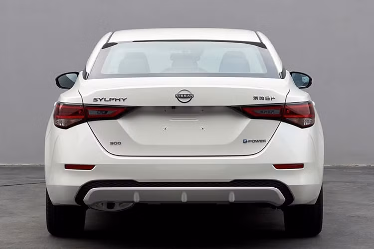 Hệ truyền động này tạo ra công suất tối đa 136 mã lực và mô-men xoắn cực đại 300 Nm đồng thời tiêu thụ lượng xăng trung bình 24,4 km/lít (khoảng 4,09 lít/100 km). Hiện không gian nội thất của Nissan Sylphy e-Power 2022 dành cho thị trường Trung Quốc chưa được hé lộ. Tuy nhiên, sẽ không ngạc nhiên nếu mẫu xe này dùng chung nội thất với Nissan Sylphy 2022 bản thường. Ở bản dùng động cơ xăng thông thường, mẫu sedan cỡ C này có phanh đỗ xe điện tử và tính năng tự động giữ phanh tạm thời tiêu chuẩn.