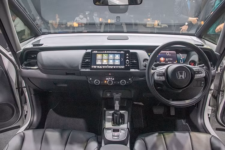 Ở thế hệ mới, Honda Jazz sở hữu chiều dài 3.995 mm, rộng 1694 mm, cao 1.539 mm và chiều dài cơ sở 2.530 mm. So với phiên bản cũ, mẫu xe này ngắn hơn và thấp hơn không đáng kể trong khi chiều dài cơ sở giữ nguyên. Trong khi đó, thiết kế tổng thể của mẫu xe này không khác biệt so với trước