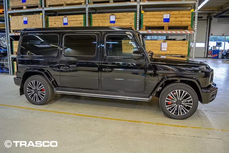 Giá bán kể trên đã bao gồm tiền mua Mercedes-AMG G63 tiêu chuẩn để độ lại thành xe bọc thép chống đạn là 1,5 triệu USD (tương đương 34,5 tỷ đồng). Nếu muốn, những khách hàng đã sở hữu Mercedes-AMG G63 2021 có thể mang xe đến cho hãng Trasco để độ thành xe bọc thép chống đạn.