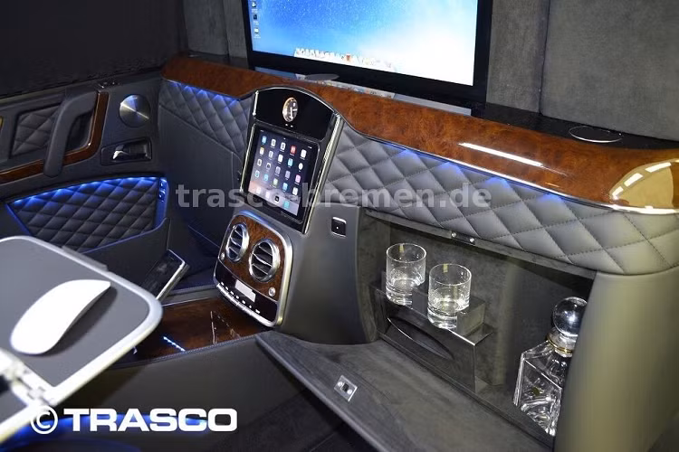 Bên ngoài, chiếc Mercedes-AMG G63 chống đạn này chẳng những dài hơn bản tiêu chuẩn mà còn được trang bị cửa sổ thứ ba bên sườn cỡ lớn hơn.