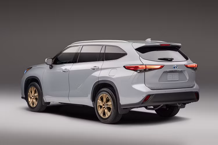 Hãng xe Nhật Bản đề xuất mức giá xe Toyota Highlander Bronze Edition khởi điểm từ 43.135 USD (Hybrid XLE) và 47.440 USD (Hybrid Limited). Xe sẽ được giao đến tay khách hàng tại Mỹ từ cuối năm nay