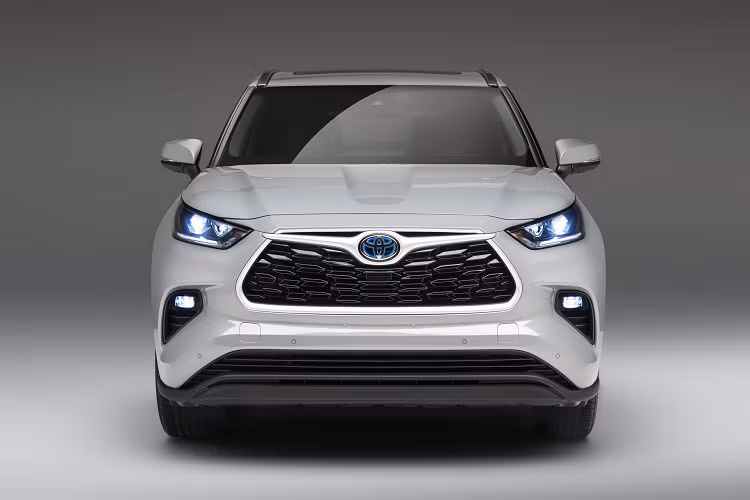 Là phiên bản hybrid, không có gì ngạc nhiên khi Highlander Bronze Edition có logo Toyota viền màu xanh dương. Tất cả đèn trên xe đều sử dụng công nghệ LED. So với những đời trước, Highlander từ đời 2021 đã có nhiều thay đổi về thiết kế, tạo cảm giác hiện đại và đúng chất SUV hơn.