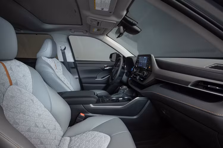 Bước vào bên trong, Toyota tạo điểm nhấn cho phiên bản này với các đường chỉ khâu và da trang trí trên ghế ngồi màu vàng đồng. Các trang bị trong xe không có bất kỳ nâng cấp nào khác, vẫn là cấu hình ghế 2-2-3 với ghế lái chỉnh điện 10 hướng.