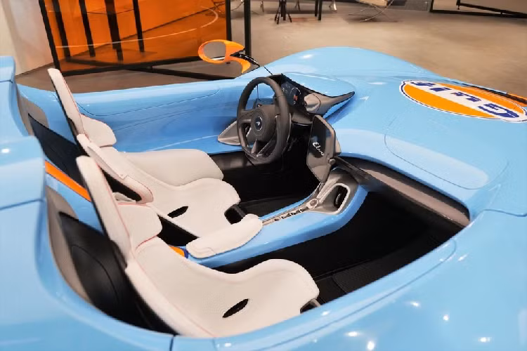 Như vậy, có thể xem siêu phẩm này là một chiếc xe McLaren Elva "pha-ke" mới về Việt Nam và ngoài tiêu chuẩn 4 không như không cửa sổ, không kính chắn gió trước và sau còn có không mui và nay là không động cơ cũng như không hệ thống điện.