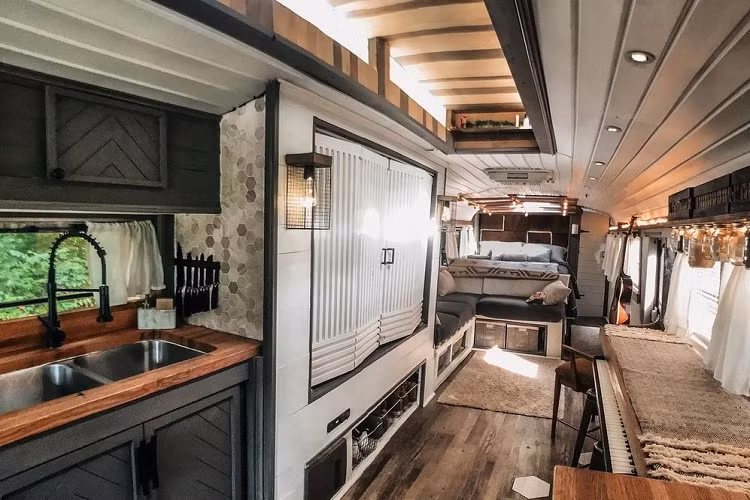 Chiếc xe buýt trường học được chuyển đổi thành motorhome này cũng mang đến cảm giác như một căn phòng ký túc xá đại học, với một giá sách được đặt bên cạnh chỗ ngồi của tài xế.