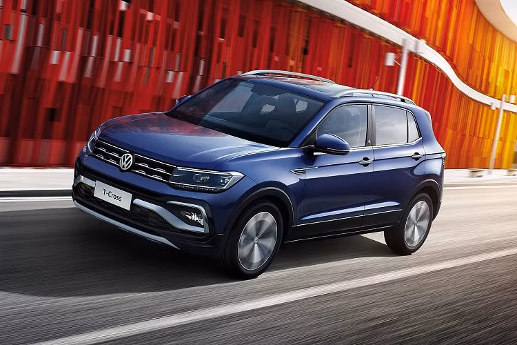 Bên trong Volkswagen T-Cross 2021 là không gian nội thất 5 chỗ với hàng ghế sau có thể trượt lên/xuống 140 mm để tăng khoảng duỗi chân cho hành khách hoặc tăng thể tích khoang hành lý. Phía sau ghế này là khoang hành lý có thể tích dao động từ 385 - 455 lít. Nếu ghế sau gập xuống, thể tích khoang hành lý sẽ tăng lên 1.281 lít.