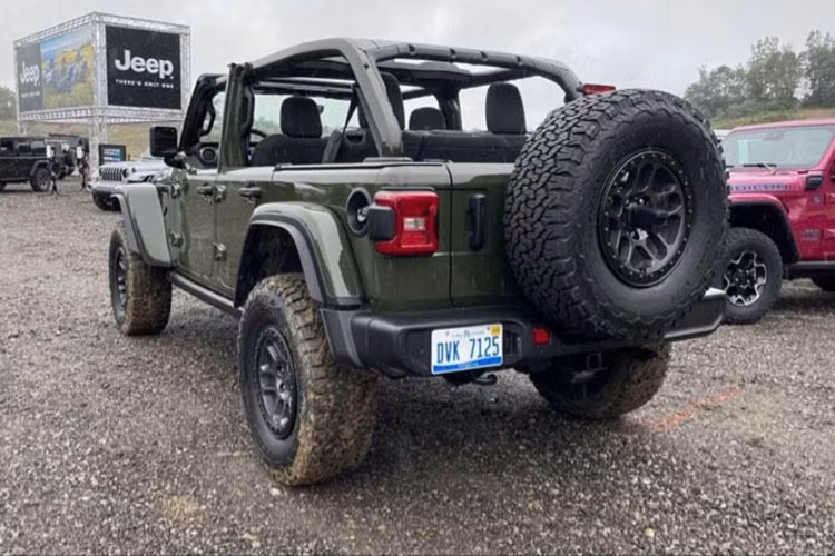Về giá thành, chiếc Wrangler Unlimited Willys Xtreme Recon có giá khởi điểm ở mức 39.495 USD, tương đương 899 triệu đồng, chỉ có một bản thân xe 4 cửa. Tùy chọn động cơ cho mẫu xe này bao gồm động cơ V6 3.6L hoặc động cơ 4 xylanh 2.0L tăng áp turbo.