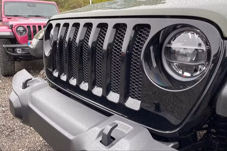 Ngoài các trang bị của gói Xtreme Recon, chiếc Wrangler Unlimited Willys còn có sẵn các trang bị đặc biệt như lưới tản nhiệt màu đen bóng, khung bảo vệ mép gầm xe và màu xanh quân đội đặc biệt. Được biết, ngoài màu xanh nói trên, Jeep Wrangler Unlimited Willys Xtreme Recon còn có các tùy chọn màu khác, nhưng hãng xe Mỹ vẫn chưa hé lộ thông tin này.