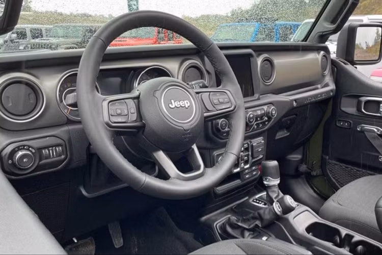 Bên trong khoang lái, chiếc Jeep Wrangler Unlimited Willys Xtreme Recon có hai màu sắc nổi bật là Nâu và Đen. Người dùng có nhu cầu cũng có thể trang bị cho xe nội thất màu đen hoàn toàn.