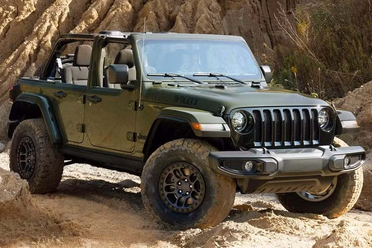 Tại sự kiện Detroit 4Fest diễn ra vào cuối tuần trước, Jeep đã gây bất ngờ cho nhiều người tham gia sự kiện khi mang đến đây một chiếc Wrangler đặc biệt. Cụ thể, chiếc Wrangler khiến nhiều người chú ý có tên đầy đủ là Jeep Wrangler Unlimited Willys Xtreme Recon 2021 với ngoại hình quân đội cổ điển khá "chất".