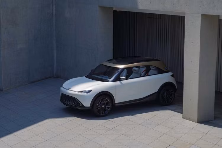 Mọi thứ đã thay đổi nhiều so với 16 năm trước bởi hãng xe ôtô Smart bây giờ là một liên doanh 50:50 giữa Daimler của Đức và Geely của Trung Quốc nhằm phục sinh nhà sản xuất xe đô thị khó khăn.