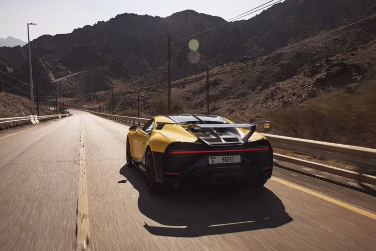 Cầm lái siêu xe Bugatti Chiron Pur Sport là Andy Wallace - anh từng là tay đua chuyên nghiệp khi tham gia các giải đua danh tiếng như Le Mans, 24 Hours of Daytona và 12 Hours of Sebring. Wallace cũng là người đầu tiên chạm mốc 482 km/h với một chiếc hypercar.