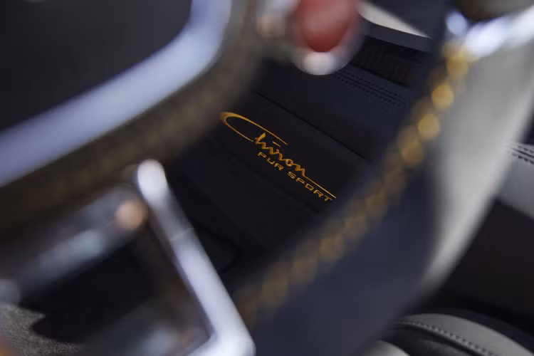 Thay vì hướng đến việc phá vỡ những kỷ lục tốc độ, Chiron Pur Sport được hãng xe Pháp phát triển cho đường đua. Nhiều chi tiết kỹ thuật trên phiên bản tiêu chuẩn được thay đổi như khung gầm, độ chụm bánh, hệ thống treo, hộp số và đặc biệt là cánh gió khí động học kích thước lớn lên đến 1,9 m.