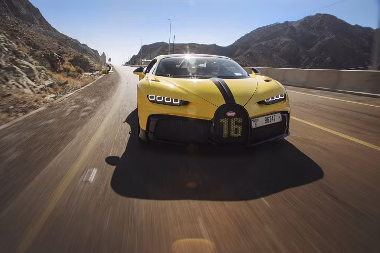 Chiếc Chiron Pur Sport này đã được tùy chỉnh đôi chút. Pur Sport không phải là phiên bản nhanh nhất của Chiron. Mẫu xe này được chú trọng yếu tố khí động học trong trường đua hơn là vận tốc tối đa.