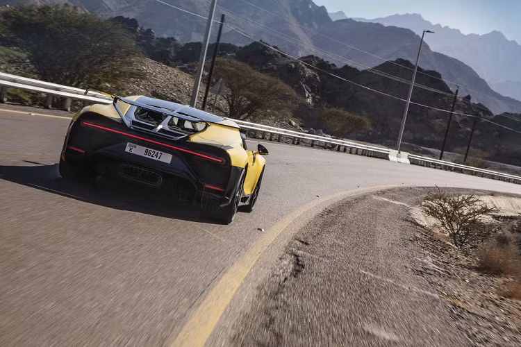 Do đó, Bugatti đã lựa chọn nơi chạy thử cho Chiron Pur Sport là đoạn đường đèo nhiều cua ở vùng núi Hajar, cách Dubai 100 km về phía đông nam.